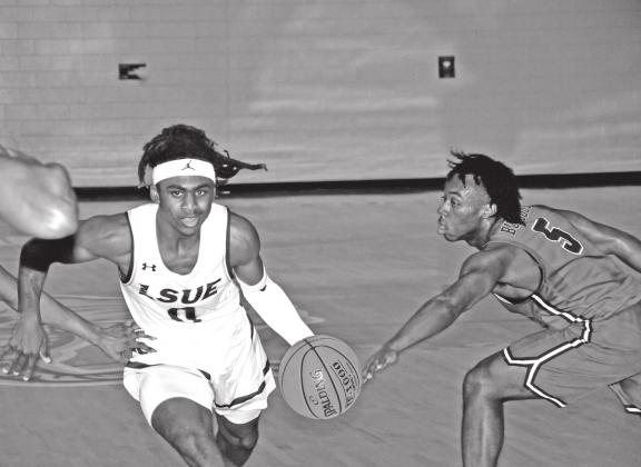 LSUE’s Isaiah Payne drives the lane against Holmes Community College. (Photo by Tom Dodge)