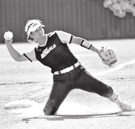 LSUE third baseman Gracie King throws out a Alvin baserunner. (Photo By Tom Dodge)