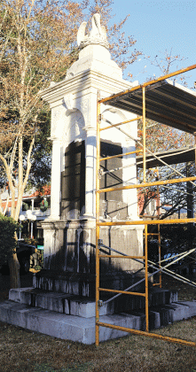 The Confederate monument on the  St. Landry Parish Courthouse grounds was found Jan. 2 to have been painted. The monument is shown on Thursday. (Photo by Harlan Kirgan)