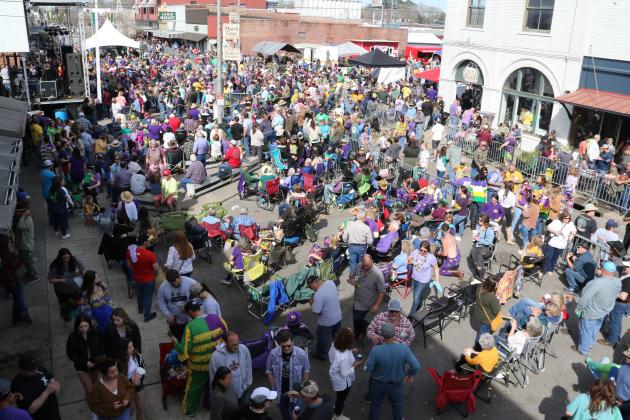 People jam 2nd Street in Eunice during Mardi Gras. (Photo by Harlan Kirgan)