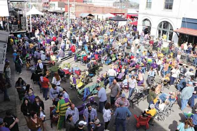The crowd was building on Eunice’s 2nd Street as the music played and they waited for the parade. (Photos by Harlan Kirgan)