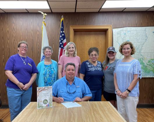 Mayor Scott Fontenot (seated) recently proclaimed June 5-11, 2022 as “National Garden Club Week” here in Eunice.  Those members of the Bulb &amp; Blossom Garden Club present for the signing were April DeRouen, left, Erin Jones, Martha Guempel, Donna Baltakis, Jacquelyn Love and Celeste Gomez.  (Submitted photo)