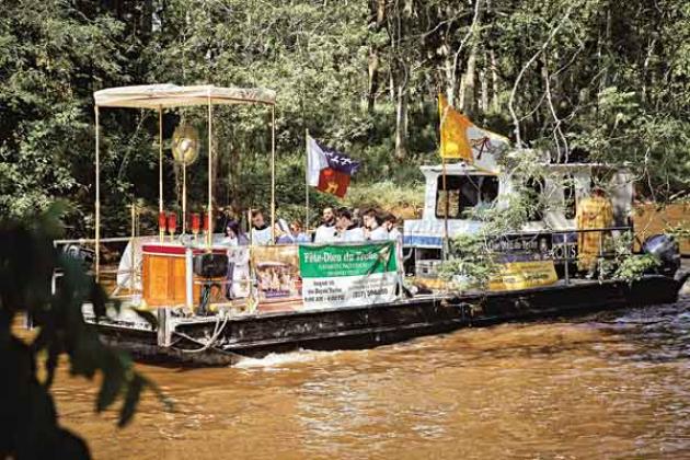 Fête-Dieu du Teche Eucharistic Boat Procession