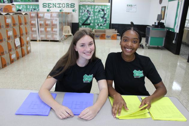 Handing out students’ schedules were Vivian Andrus, left, and Fajah Guillory, both sophomores, at Eunice High School.