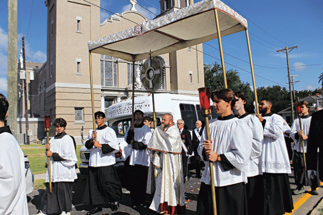 Father Michael Champagne carries the Blessed Sacrament during the Eucharistic Procession from the Church of the Assumption on Main Street in Franklin to the boat docks along Bayou Teche. The procession was part of the Fête Dieu du Têche held on Aug. 15. (Photo by Chris Landry/The Banner-Tribune)