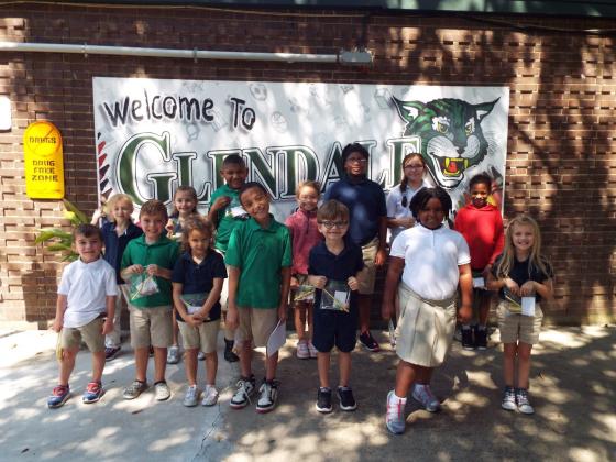 Glendale Elementary honored its Students of the Week for Sept. 19-23. Those receiving recognition included, in front, from left, Carter Johnson, Anthony Pinnatore, Henlie Daigle, Demarcus Thomas, Evas Drabonne, Norya Dicks, and Averie Oliver. In back, from left, are Emmaline O’Reilly, Elliette O’Reilly, Romello Godfrey, Brionna Hudson, Raegina Rougeau, Adaleigh Jenkins and Cameron Thomas. Not pictured are Aizlyn Kennedy and Autumn Crochet. (Submitted photo)