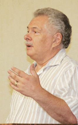 Paul Feavel speaks during the public hearing on a loitering ordinance at Tuesday’s Board of Aldermen’s meeting.