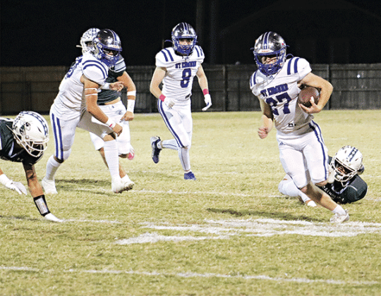 Blue Jay running back Henry Summerlin runs past a Ponte Coupee defender in Thursday’s 26-22 loss. (Photos by Amy Myers)