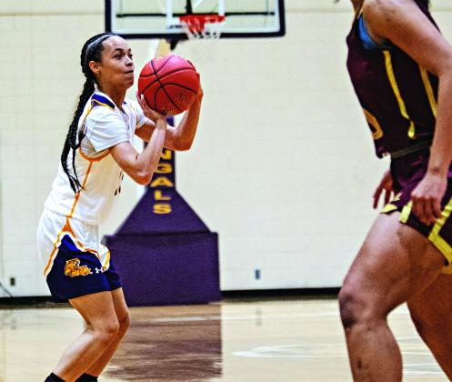 LSUE’s Simone Clay sets up a shot. (LSUE photo)
