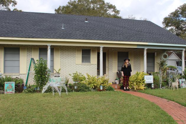 The Bulb &amp; Blossom Garden Club chose its Residential Garden of the Month. Becky Pucheu, a volunteer member, presented the marker to Lindsey and Brett Hernandez of 600 West Park. The front lawn features flowering landscaped beds of Gerber daisies, hibiscus, philodendron, Chrysanthemums, petunias, dianthus, Ginger and gardenia.