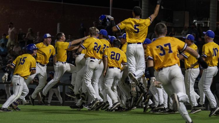 LSUE Bengals celebrate will. (LSUE Photo)