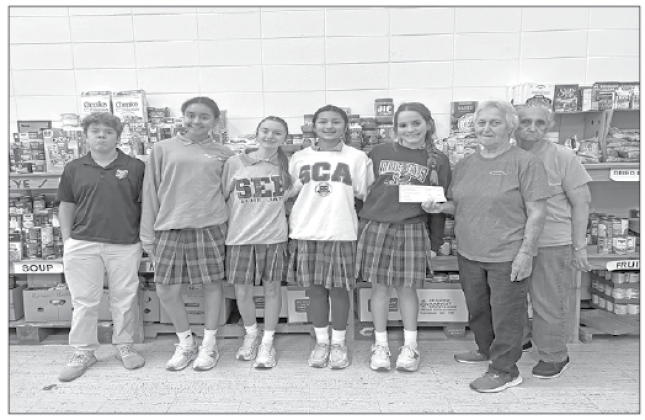 St. Edmund’s Jr. Beta Club hosted its annual Christmas Cookie Festival as a service project during the holiday season, bringing together students, staff and volunteers to support a meaningful cause. The event was open to all elementary students and provided a festive opportunity to give back to the community. Proceeds from the festival were donated to the Eunice Food Bank, an organization that supports families in need throughout the Eunice area. Through the generosity of attendees and the hard work of orga