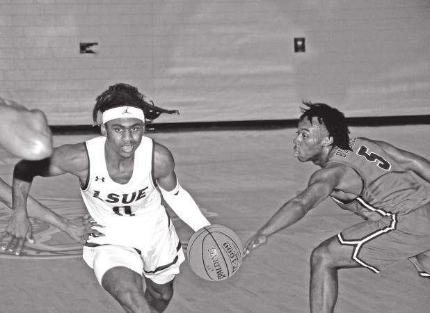LSUE’s Isaiah Payne drives the lane against Holmes Community College. (Photo by Tom Dodge)