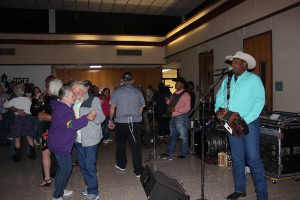 There is always a great time at the annual Taster’s Choice event, great music, great dancing and great tasting food. Geno Delafose & the French Rockin Boogie provided live entertainment for the crowd Wednesday evening. The Taster’s Choice event benefits the Eunice Community Health Clinic. (Photos by Myra Miller)