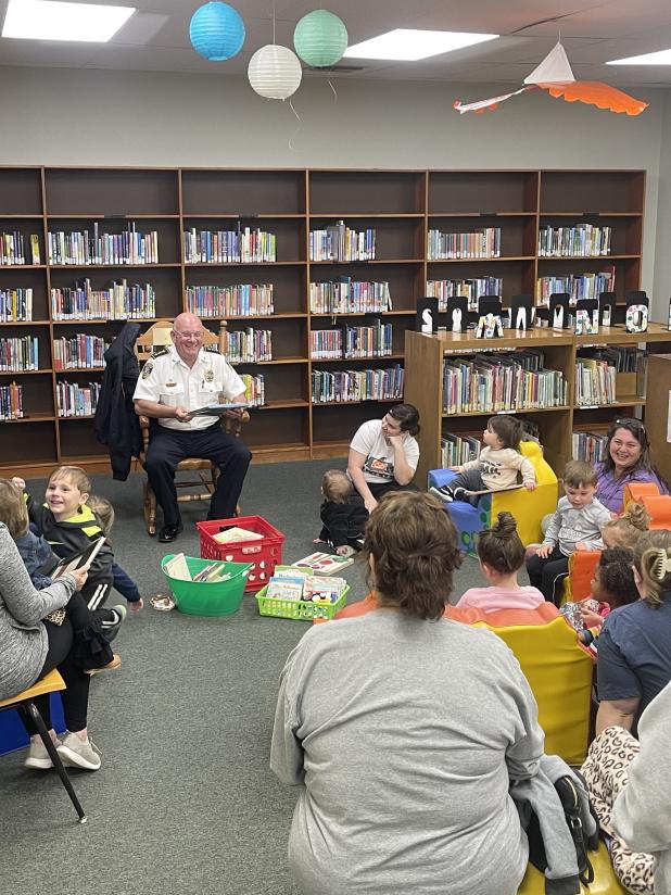 Police Chief Randy Fontenot reads to children at Story Time