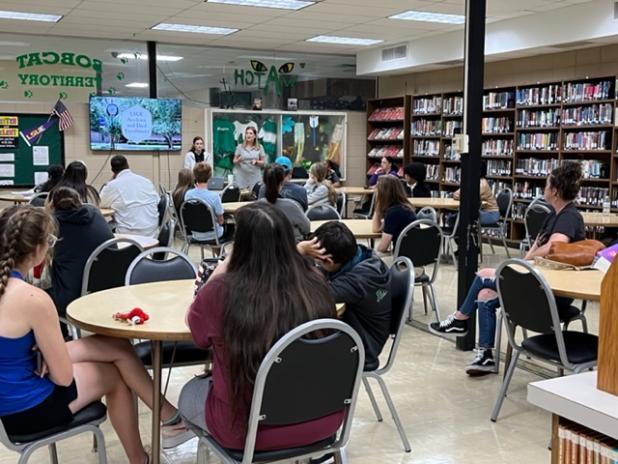 Alisha Fontenot and Chad Jones from LSUE spoke to Eunice High students and parents about dual enrollment opportunities and the LSUE Academy. 