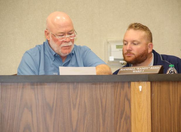 From left, Marion “Nootsie” Sattler, alderman at-large, and Randall “Randy” Reed, Ward 3 alderman, go over some paperwork at the April 11 meeting. (Photo by Harlan Kirgan)