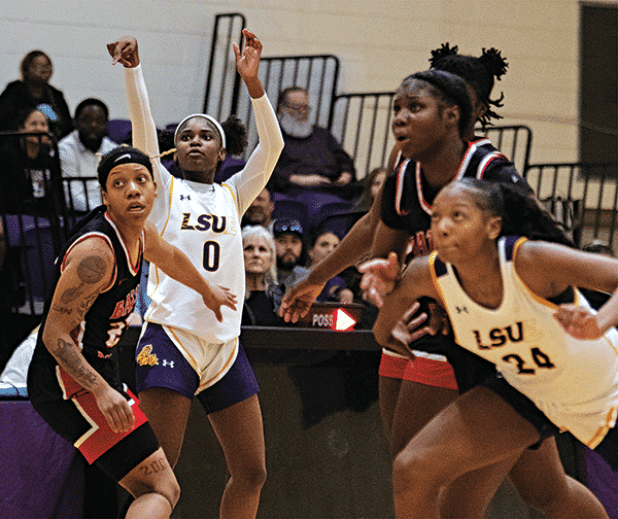 Kamiera McDonald makes one of her four three-point baskets in Wednesday’s victory over Baton Rouge CC. (LSUE photo)