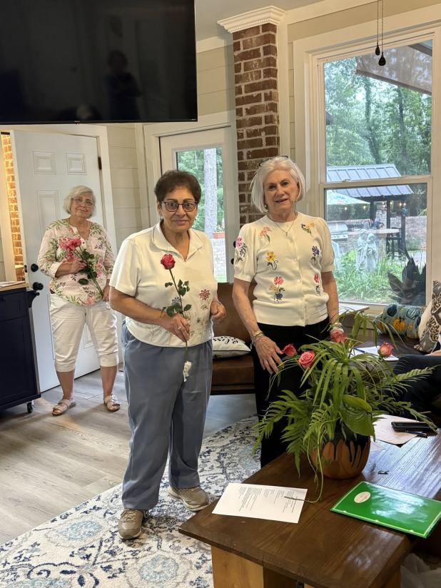 The Bulb & Blossom May meeting was held at the home of member Pam Quirk. 