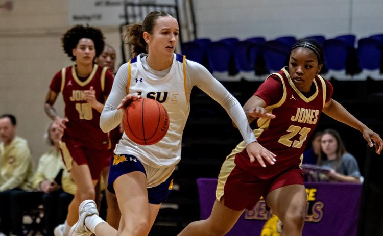 LSUE’s Paulina Reichenauer set the stage for a breakout night from the German import. Reichenauer scored six points in the opening quarter, part of a career best 29-point performance. (Photo by Travis Webb)