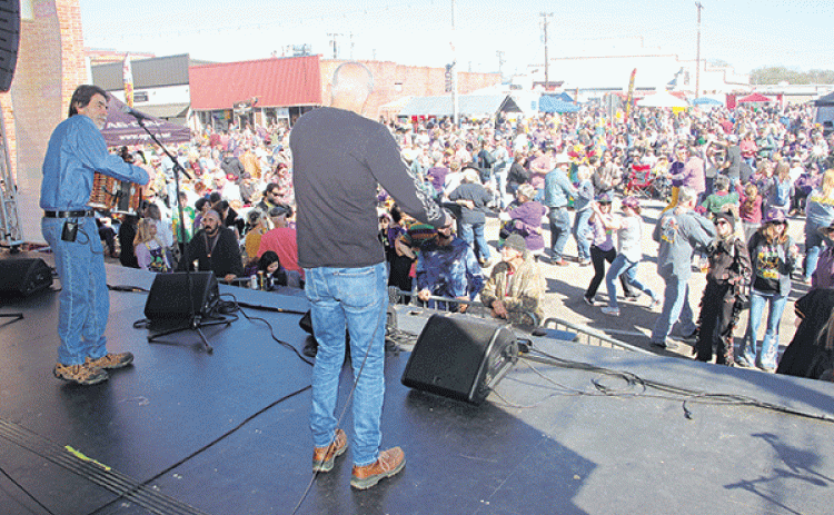 Downtown Eunice was packed on Tuesday with dancers, drinkers and shoppers. (Photos by Harlan Kirgan)
