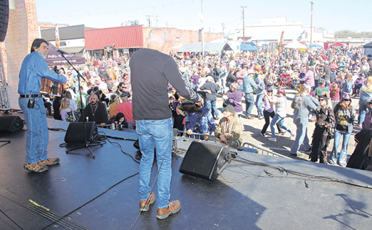 Downtown Eunice was packed on Tuesday with dancers, drinkers and shoppers. (Photos by Harlan Kirgan)