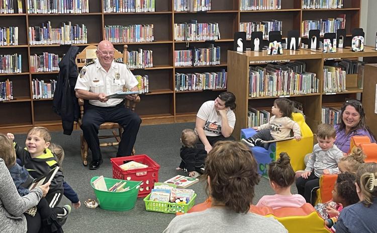 Police Chief Randy Fontenot reads to children at Story Time