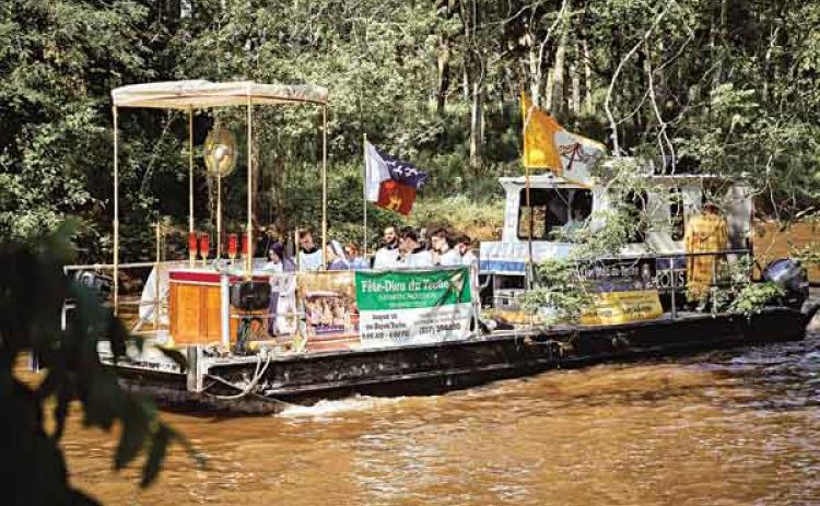 Fête-Dieu du Teche Eucharistic Boat Procession