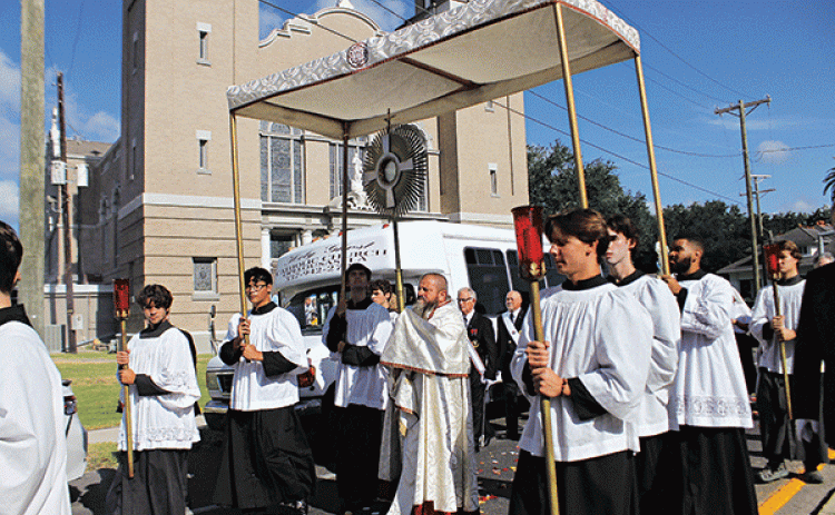 Father Michael Champagne carries the Blessed Sacrament during the Eucharistic Procession from the Church of the Assumption on Main Street in Franklin to the boat docks along Bayou Teche. The procession was part of the Fête Dieu du Têche held on Aug. 15. (Photo by Chris Landry/The Banner-Tribune)