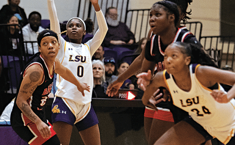 Kamiera McDonald makes one of her four three-point baskets in Wednesday’s victory over Baton Rouge CC. (LSUE photo)